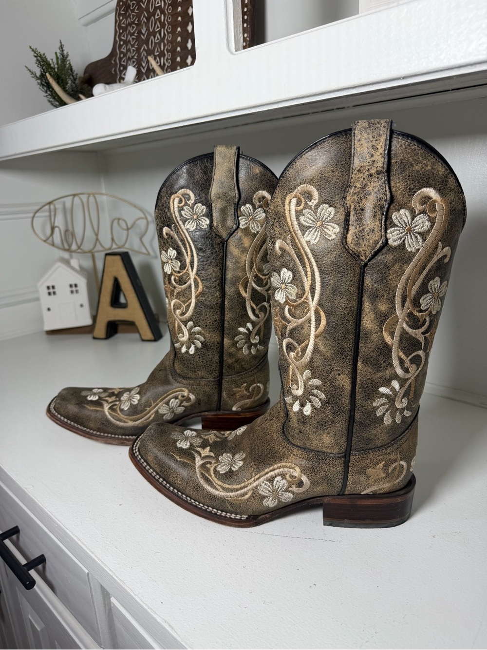 Circle G by Corral Cowboy Boots Women 9.5 Distressed Floral Embroidered Cowgirl